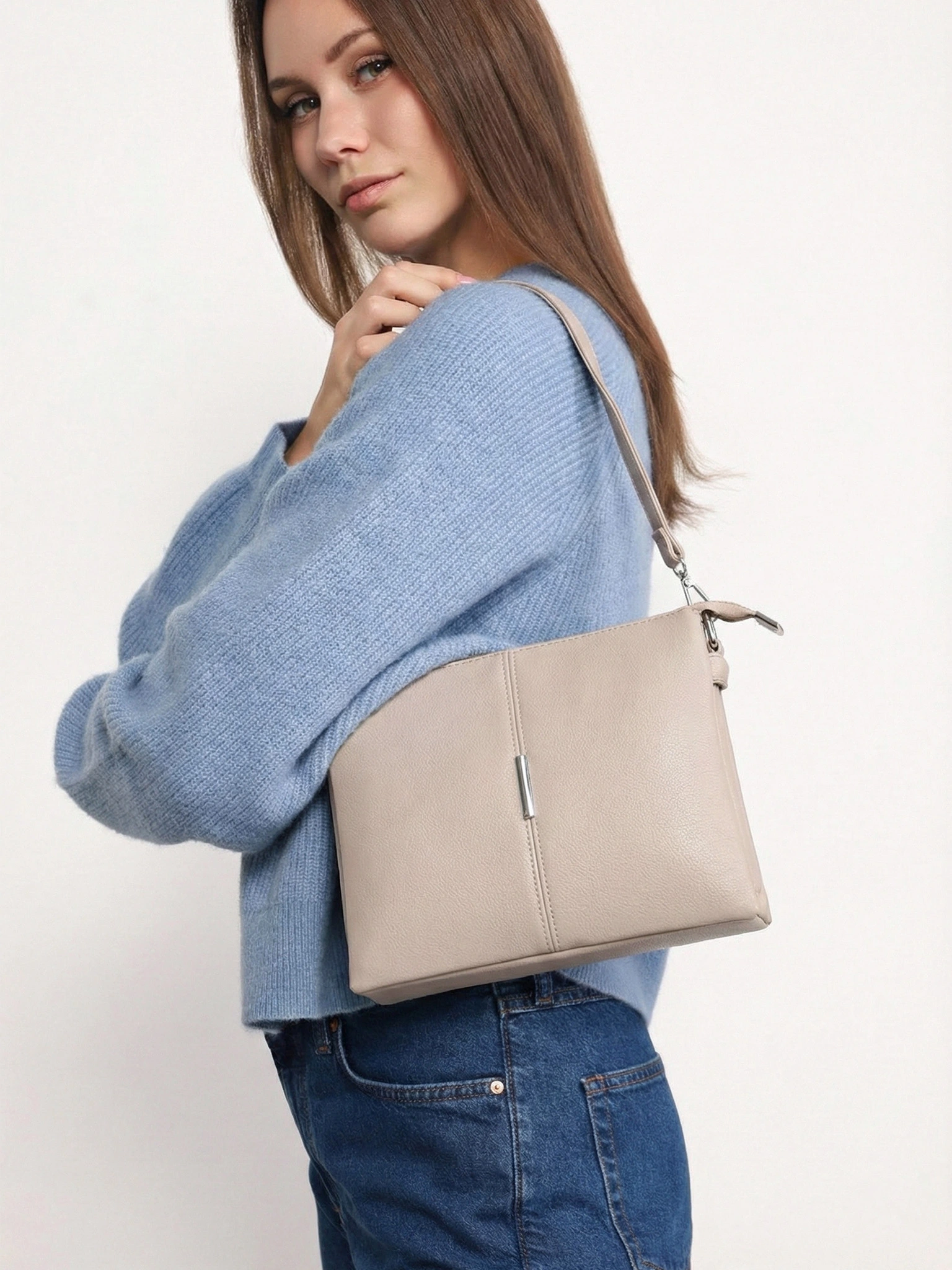 Сумка-кроссбоди с декоративным патчем в ассортименте